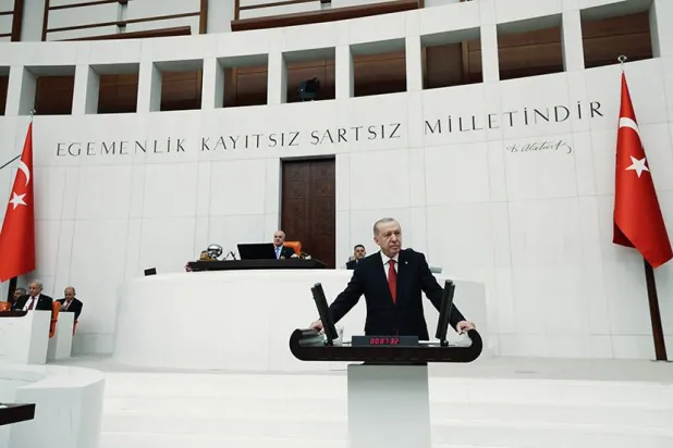 الرئيس التركي رجب طيب إردوغان أكد في كلمة خلال افتتاح الدورة الجديدة للبرلمان التركي أنه سيتم محاسبة جميع المتورطين في فضيحة صناديق الاستثمار (الرئاسة التركية)
