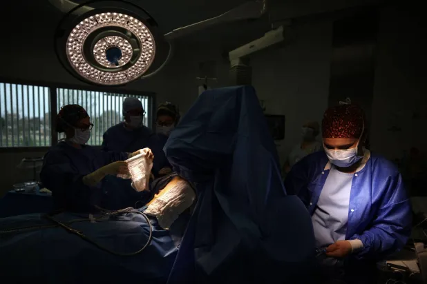 إجراء عملية جراحية لمريضة مصابة بالسرطان (أ.ف.ب)