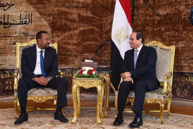الرئيس المصري عبد الفتاح السيسي خلال لقائه رئيس الوزراء الإثيوبي آبي أحمد في القاهرة يونيو 2018 (الرئاسة المصرية) 