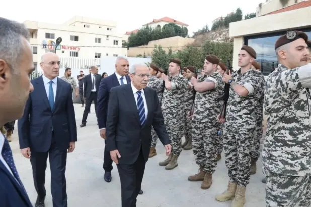 Lübnan Başbakanı Nevvaf Selam, Nebatiye’deki Genel Güvenlik Merkezi’ni denetlerken (Ulusal Haber Ajansı)