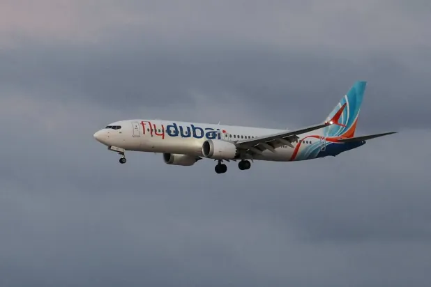 İsrail’deki Ben Gurion Havalimanı’na gitmekte olan bir Flydubai uçağı; BAE’den İsrail’e seyreden ve Suudi Arabistan’a acil iniş yapan uçuşun yolcularını taşıyor (Reuters)