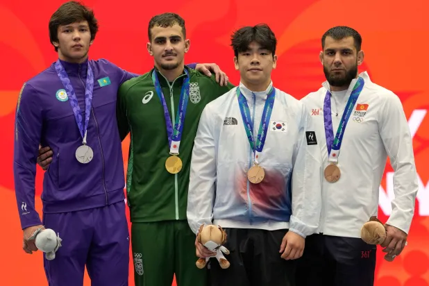 السعودي ندا لحظة التتويج على المنصة (أ.ب)