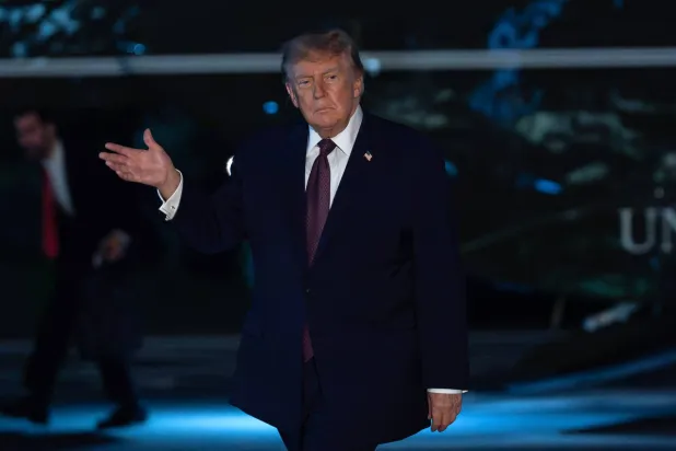 الرئيس الأميركي دونالد ترمب يلوح بيده للصحافيين لدى وصوله إلى البيت الأبيض في واشنطن، الجمعة (أ.ب)