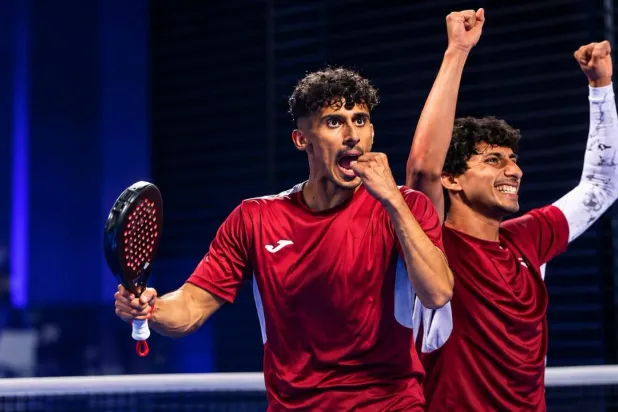 الشقيقان الشابان مشاري وراشد نواف يحتفلان بذهبية البادل بـ«الآسياد» (الاتحاد القطري للبادل)