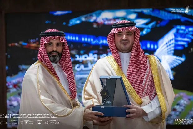 الأمير عبد العزيز بن سعود يكرّم «stc» ويتسلم التكريم نائب الرئيس لقطاع العلاقات المؤسساتية المهندس محمد أبا الخيل (الشرق الأوسط)