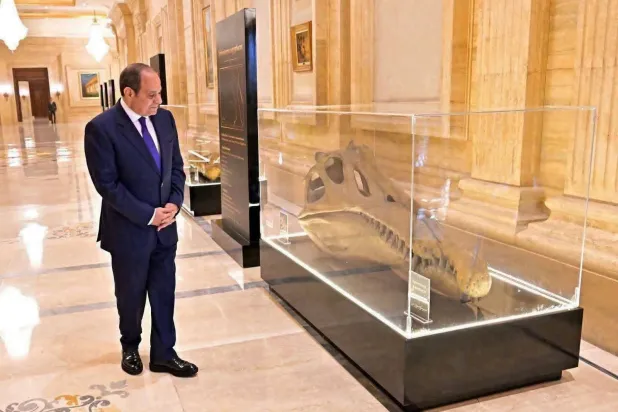الرئيس المصري عبد الفتاح السيسي أمام حفرية «السبينوصور المصري» والمعروضة في صندوق خلال مؤتمر مصر للتعدين (الصفحة الرسمية للهيئة العامة للاستعلامات بـ«فيسبوك»)
