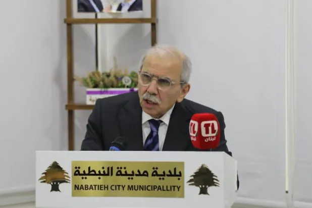 رئيس الحكومة نواف سلام متحدثاً من مقر بلدية النبطية يوم الجمعة (رئاسة الحكومة)