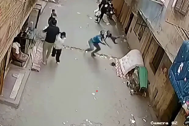 المشهد المفاجئ لإنقاذ طفل في مصر (فيسبوك)