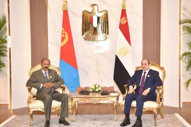 لقاء ثنائي السبت بين الرئيس المصري عبد الفتاح السيسي ورئيس إريتريا آسياس أفورقي عشية قمة تشاورية رباعية في العلمين ستجمع أيضاً قائدي السودان والصومال (الرئاسة المصرية)