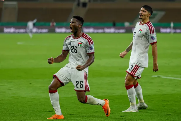 لوكس بيمينتا بالرقم 3 يحتفل بهدف الأبيض الإماراتي خلال المباراة (تصوير: عدنان مهدلي) 