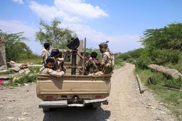 جانب من انتشار القوات الحكومية اليمنية في تعز أمس (أ.ف.ب)