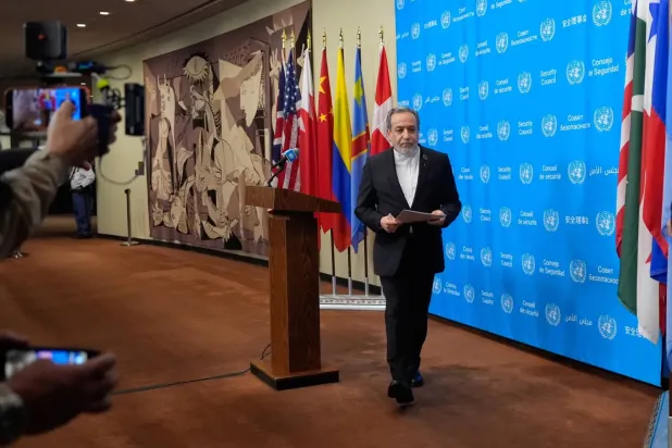 Abbas Arakçi, New York’ta düzenlenen Birleşmiş Milletler 81. Genel Kurul toplantısı sırasında basın mensuplarına açıklamalarda bulunduktan sonra kürsüden ayrılırken (AP)