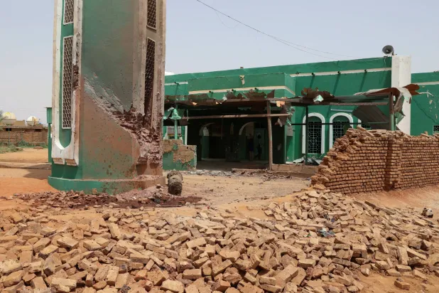 سور منهار حول مسجد بعد هجوم بمُسيَّرة في مدينة بحري بالسودان يوم 12 أغسطس الماضي (رويترز)