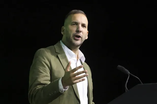 Sol eğilimli İngiltere Yeşiller Partisi lideri Zack Polanski, Brighton'da düzenlenen partisinin yıllık konferansında konuşurken (EPA)