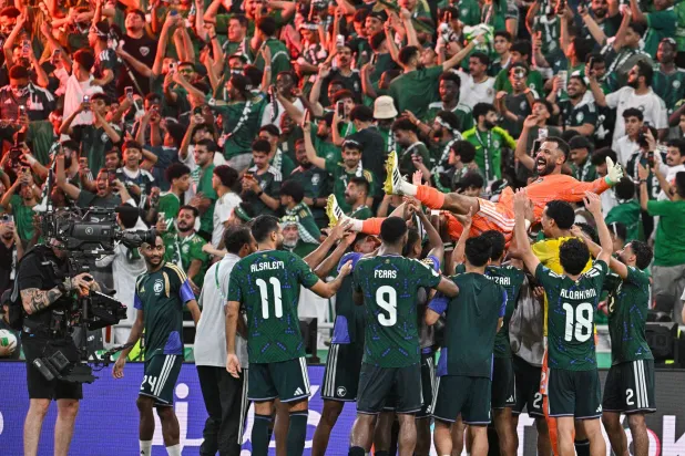 لاعبو المنتخب السعودي يحتفلون بالحارس العويس بطل ركلات الترجيح (تصوير: علي خمج)