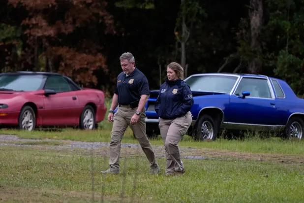 Atlanta'nın güneyinde yer alan Vienna'da olayla ilgili soruşturma yürüten iki yerel polis memuru (AP)