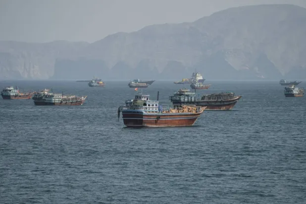 Hürmüz Boğazı’ndaki gemiler, Umman’ın Musandam bölgesinden görülüyor (Reuters)