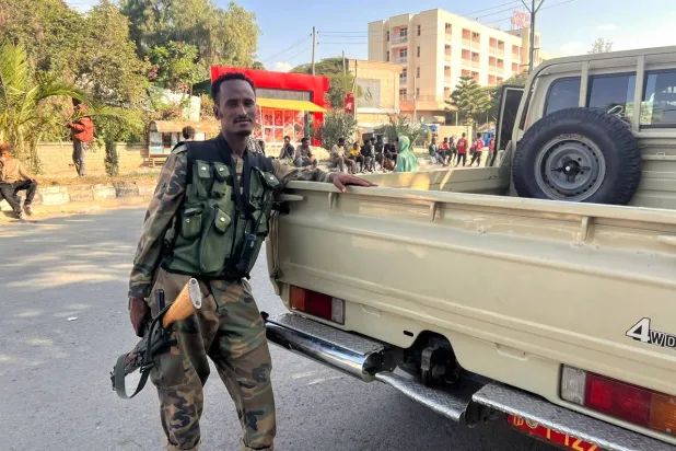 مقاتلو قوة سلام تيغراي يقفون على الطريق بعد دخول ميكيلي يوم الأحد (أ.ب)