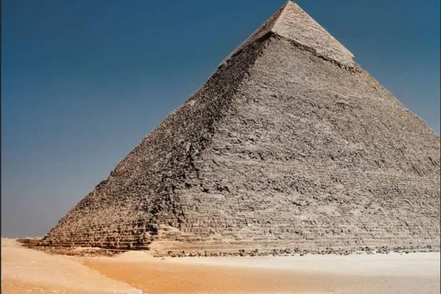 «الأبد هو الآن» معرض يقام أمام الأهرامات (من الملصق الترويجي للمعرض)
