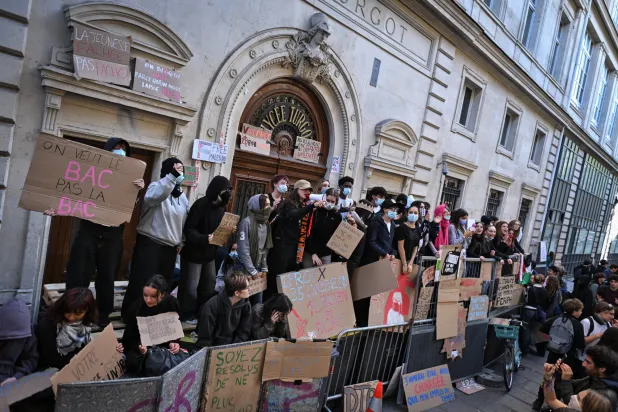 إغلاق مئات المدارس الثانوية في فرنسا على وقع استمرار الحراك الطلابي