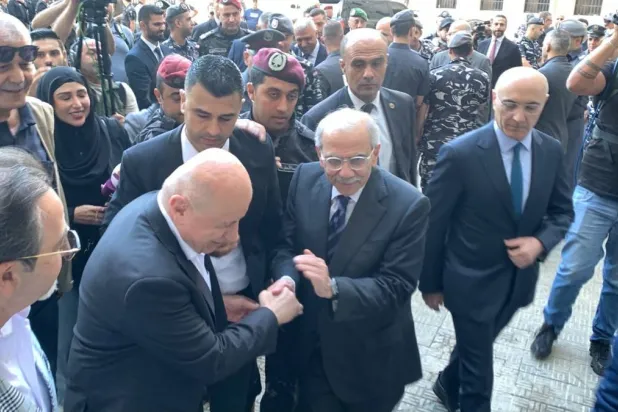 رئيس الحكومة اللبنانية نواف سلام متفقداً سرية درك النبطية يوم الجمعة الماضي (الوكالة الوطنية للإعلام)