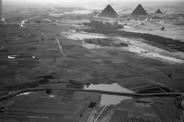 أهرامات الجيزة في عام 1938 (مكتبة جامعة ويسكونسن-ميلووكي)