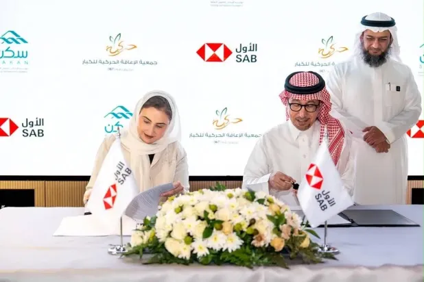 فاتن أبا الخيل الرئيس التنفيذي للحوكمة وشؤون الشركة في «الأول» وعسكر الحارثي نائب رئيس مجلس إدارة جمعية الإعاقة الحركية خلال توقيع الاتفاقية (الشرق الأوسط)