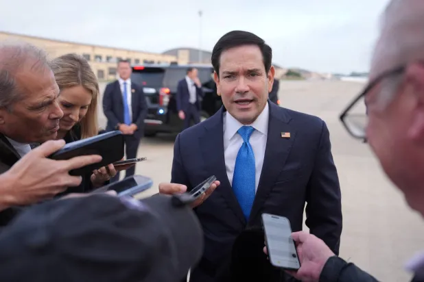 ABD Dışişleri Bakanı Marco Rubio, Maryland'den İzlanda'ya götürecek uçağa binmeden önce (Reuters)