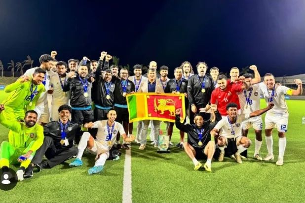 احتفالية منتخب سريلانكا بالفوز على نظيره الموريشي (الاتحاد السريلانكي)