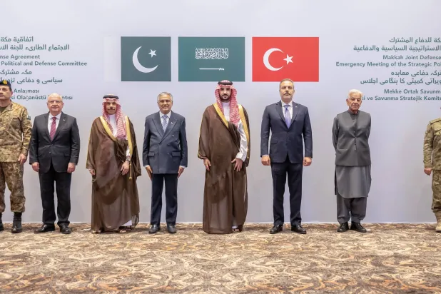 المشاركون في الاجتماع الطارئ للجنة الاستراتيجية السياسية والدفاعية لحلف مكة الدفاعي (واس)