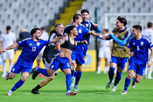 احتفالية لاعبي قبرص بهدف ماركوس إدواردز القاتل في مرمى لاتفيا (الاتحاد القبرصي)