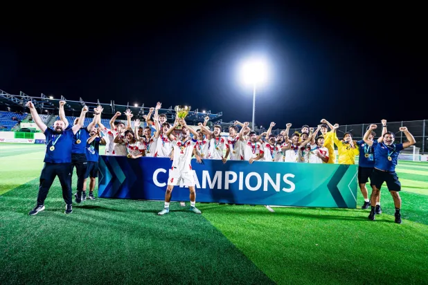 منتخب لبنان يرفع كأس البطولة (الاتحاد اللبناني)