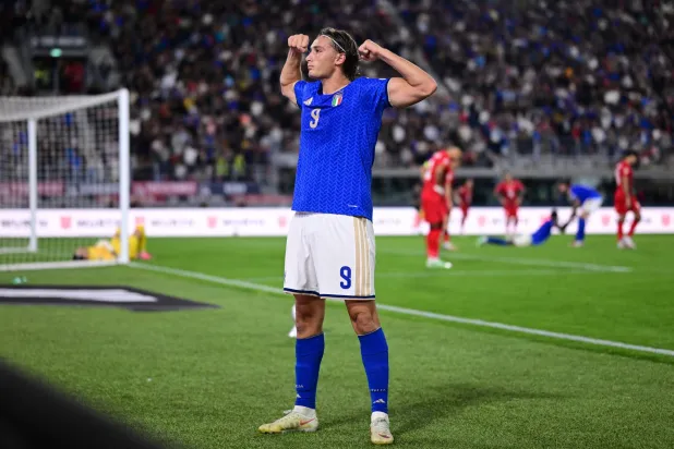 بيو إسبوزيتو يحتفل بثالث أهداف إيطاليا بمرمى تركيا (رويترز)