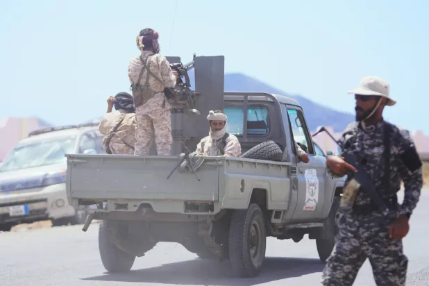 «قوات الشرعية» اليمنية خلال تقدمها أمس على الطريق بين عدن والمخا (أ.ب)
