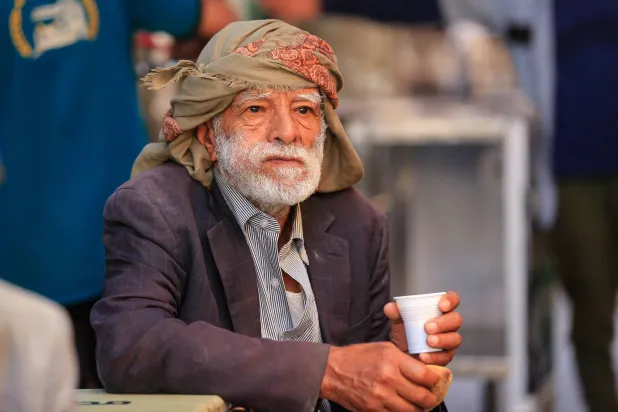 يمني يجلس في مطعم شعبي بصنعاء حيث يترقب السكان تحريرهم من القبضة الحوثية (أ.ف.ب)