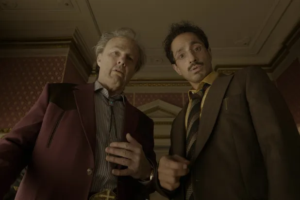 توم كروز وريز أحمد في مشهد من الفيلم (imdb)