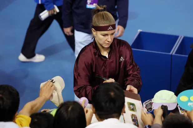 Tennis - China Open - National Tennis Center, Beijing, China - October 6, 2026 Czech Republic's Karolina Muchova signs autographs after winning her round of 16 match against Japan's Naomi Osaka REUTERS/Maxim Shemetov