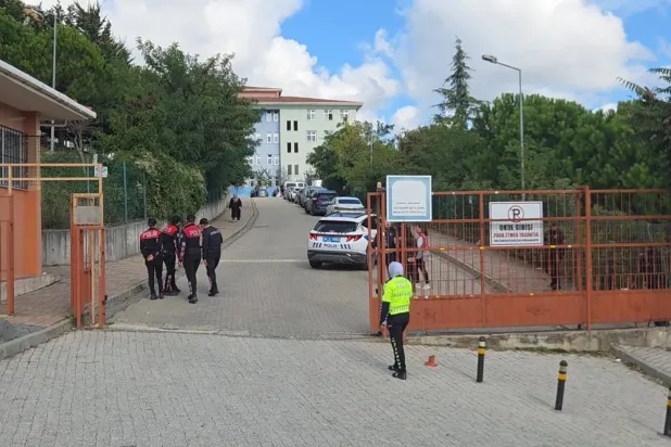 İstanbul'un Başakşehir ilçesindeki bir ortaokulun girişinde Türk polisleri (AFP)
