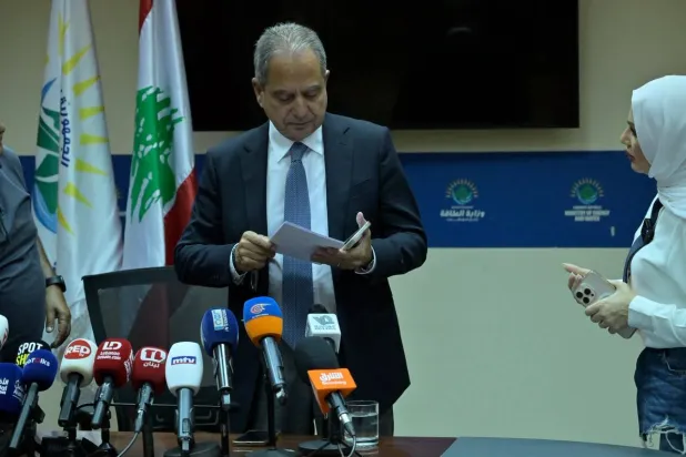 وزير الطاقة جو الصدي خلال مؤتمر صحافي أعلن خلاله اعتكافه عن المشاركة في جلسات الحكومة (الشرق الأوسط)