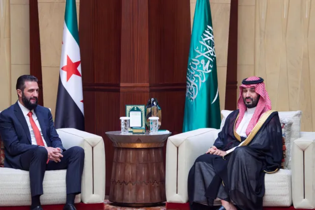  ولي العهد السعودي خلال استقباله في الرياض الرئيس السوري أحمد الشرع (واس)