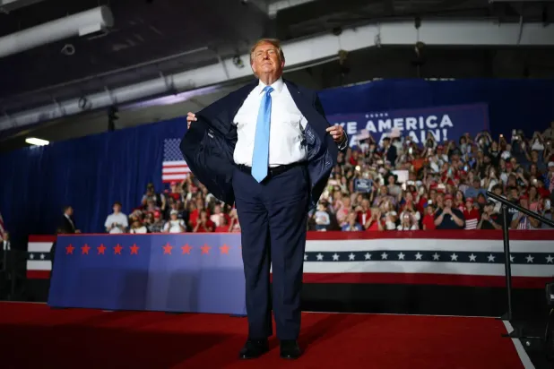 ABD Başkanı Donald Trump, Nebraska’da düzenlenen bir seçim mitingine katılırken. (AFP)