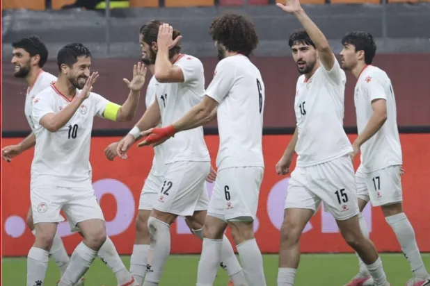فرحة لاعبي طاجيكستان بهدف الفوز على الصين (الاتحاد الطاجيكي)
