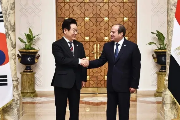 الرئيس المصري عبد الفتاح السيسي خلال استقباله نظيره الكوري في القاهرة شهر نوفمبر الماضي (الرئاسة المصرية)