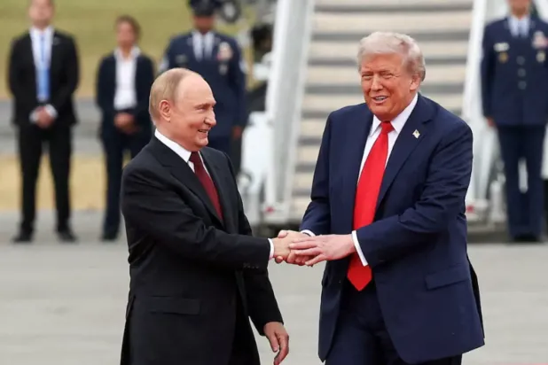 Rusya Devlet Başkanı Vladimir Putin (solda), ABD Başkanı Donald Trump ile el sıkışıyor. (Reuters)