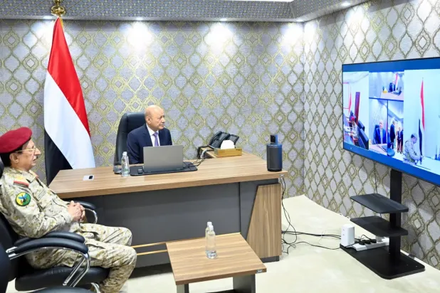 Yemen Başkanlık Konseyi Başkanı Reşad el-Alimi, dün “Yemen Şafağı” operasyonundaki son gelişmeleri takip etti. (SABA)