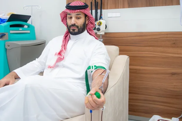 ولي العهد السعودي الأمير محمد بن سلمان لدى تبرعه بالدّم (واس)