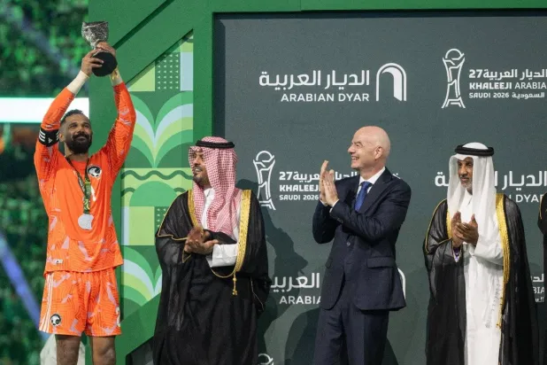 الأمير سعود بن مشعل يتوج قائد الأخضر العويس بكأس الخليج (واس)