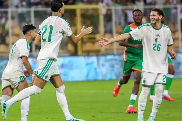 فرحة لاعبي الجزائر بهدف رامي بنسبعيني في مرمى النيجر (الاتحاد الجزائري)