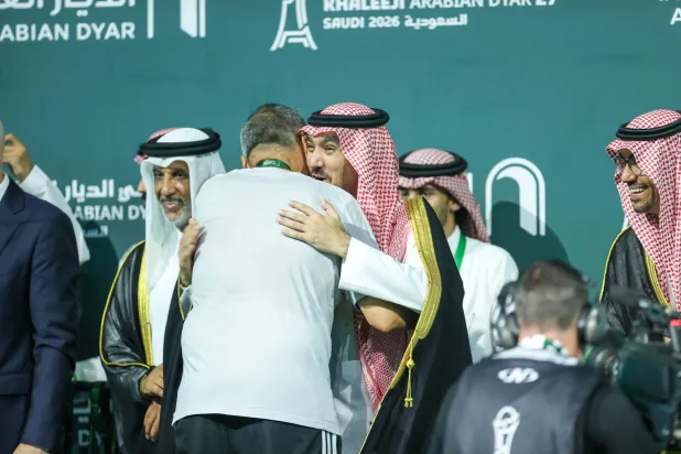 الأمير عبدالعزيز الفيصل يهنئ دونيس مدرب الأخضر خلال مراسم التتويج (تصوير: عدنان مهدلي)