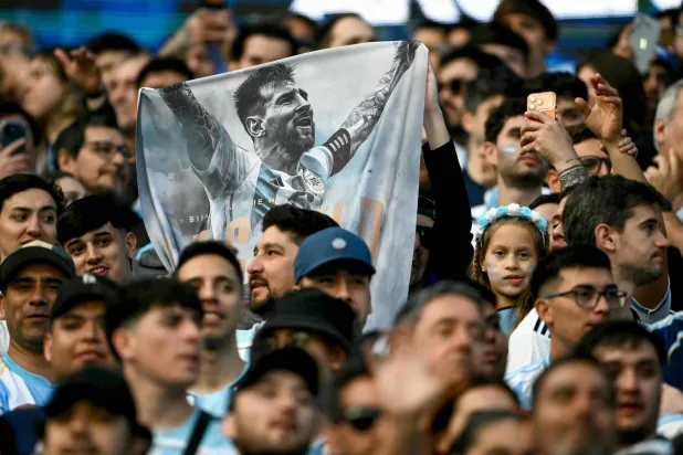البنينيون احتفوا بميسي في كوتونو وكأنه واحدٌ منهم (أ.ف.ب)